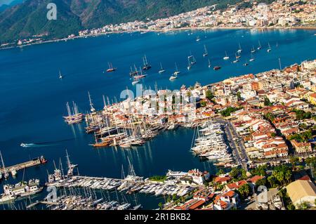 Vue sur le port de Marmaris sur la Riviera turque Banque D'Images