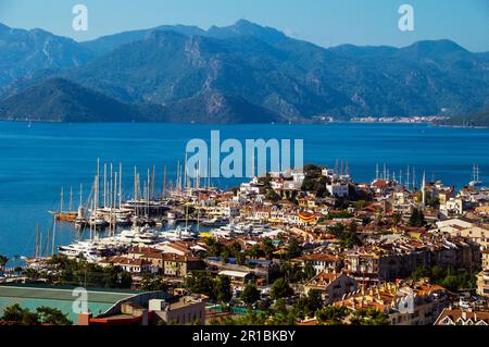 Vue sur le port de Marmaris sur la Riviera turque Banque D'Images