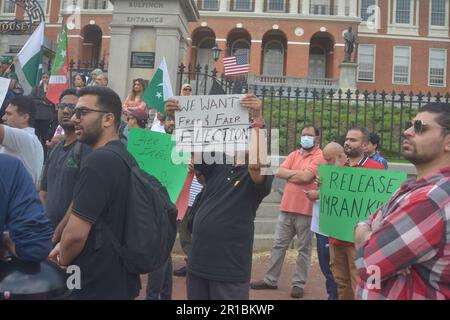 Boston, Massachusetts, États-Unis. 11th mai 2024. Les Pakistanais-Américains et leurs amis tiennent une manifestation au sujet de l'arrestation d'Imran Khan, l'ancien Premier ministre du Pakistan. (Credit image: © Kenneth Martin/ZUMA Press Wire) USAGE ÉDITORIAL SEULEMENT! Non destiné À un usage commercial ! Banque D'Images