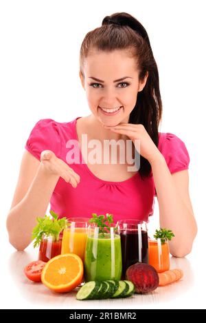 Jeune femme avec une variété de jus de fruits et de légumes. Régime de détox Banque D'Images