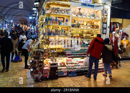 Istanbul, Turquie. 12th mai 2023. On voit les gens faire du shopping dans le bazar principal de la ville ou dans le marché traditionnel. L'économie turque a été confrontée à une grave crise ces dernières années avec une inflation galopante et une crise du coût de la vie qui a affecté les plus vulnérables de la population turque et a provoqué un ressentiment généralisé à l'égard du président Recep Tayyip Erdogan. Crédit : SOPA Images Limited/Alamy Live News Banque D'Images