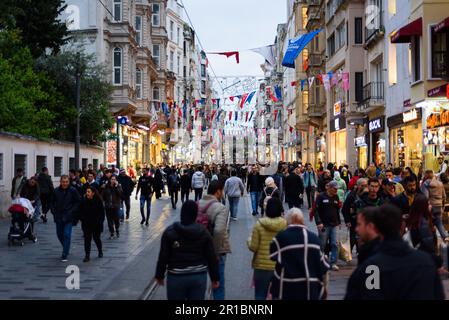 Istanbul, Turquie. 11th mai 2023. On voit des gens marcher dans la rue commerçante Istikal. L'économie turque a été confrontée à une grave crise ces dernières années avec une inflation galopante et une crise du coût de la vie qui a affecté les plus vulnérables de la population turque et a provoqué un ressentiment généralisé à l'égard du président Recep Tayyip Erdogan. Crédit : SOPA Images Limited/Alamy Live News Banque D'Images