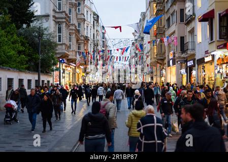 Istanbul, Turquie. 11th mai 2023. On voit des gens marcher dans la rue commerçante Istikal. L'économie turque a été confrontée à une grave crise ces dernières années avec une inflation galopante et une crise du coût de la vie qui a affecté les plus vulnérables de la population turque et a provoqué un ressentiment généralisé à l'égard du président Recep Tayyip Erdogan. (Photo par Davide Bonaldo/SOPA Images/Sipa USA) Credit: SIPA USA/Alay Live News Banque D'Images