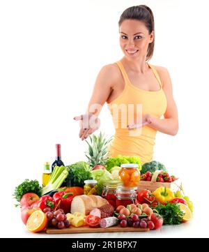 Jeune femme avec variété de produits d'épicerie biologiques isolated on white Banque D'Images