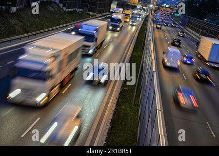 Six voies à accès à l'autoroute en Pologne par nuit Banque D'Images
