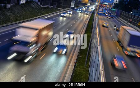 Six voies à accès à l'autoroute en Pologne par nuit Banque D'Images