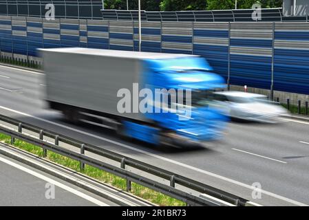 Véhicule de grande taille se déplaçant à pleine vitesse sur une autoroute à accès contrôlé à six voies Banque D'Images