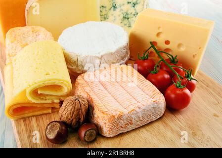 Différentes sortes de fromage isolé sur fond blanc Banque D'Images