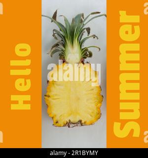 Composé de texte d'été Hello et d'une tranche d'ananas sur fond jaune et blanc Banque D'Images