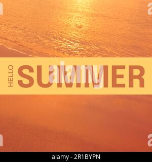 Composition de texte d'été Hello sur la mer avec plage de sable Banque D'Images