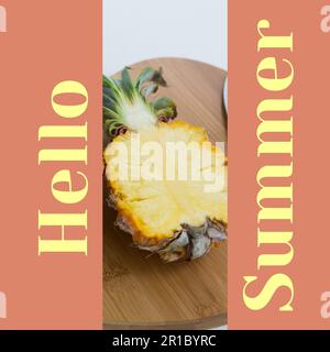 Composé de texte Hello Summer et d'une tranche d'ananas sur une planche à découper sur fond pêche et blanc Banque D'Images