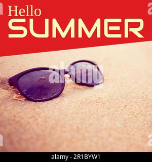 Composition du texte d'été Hello sur des lunettes de soleil sur une plage de sable Banque D'Images