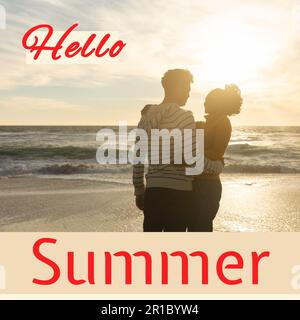 Composition du texte d'été Hello sur couple biracial amoureux sur la plage Banque D'Images