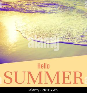 Composition de texte d'été Hello sur la mer avec plage de sable Banque D'Images