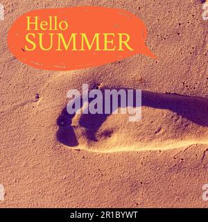 Composition du texte d'été Hello sur l'empreinte sur la plage de sable Banque D'Images