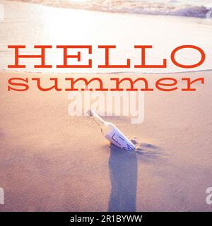 Composition du texte d'été Hello sur une bouteille sur une plage de sable Banque D'Images