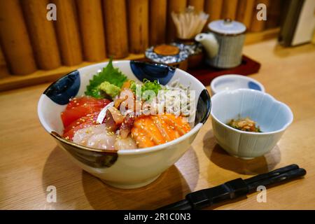 Bol à riz garni de fruits de mer (Kaisen-don) Banque D'Images