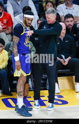 Los Angeles, Californie, États-Unis. 12th mai 2023. Steve Kerr, entraîneur-chef des Golden State Warriors, s'entretient avec le garde Gary Payton II (8) lors d'un match sémifinal 6 de la NBA de la Conférence de l'Ouest de basket-ball contre les Lakers de Los Angeles à l'arène Crypto.com, vendredi, 12 mai 2023, à Los Angeles. (Credit image: © Ringo Chiu/ZUMA Press Wire) USAGE ÉDITORIAL SEULEMENT! Non destiné À un usage commercial ! Banque D'Images