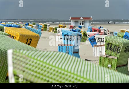 Videz les chaises de plage par une journée fraîche d'avant-saison sur la plage de Langeoog, îles de la Frise orientale, Basse-Saxe, Allemagne Banque D'Images