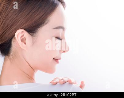 Belle jeune femme avec une peau propre et fraîche sur fond blanc Banque D'Images