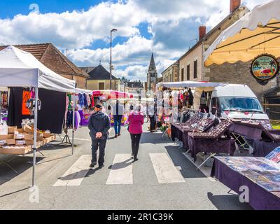 Stands de nourriture et de vêtements sur le marché spécial du jour de mai - Martizay, Indre (36), France. Banque D'Images