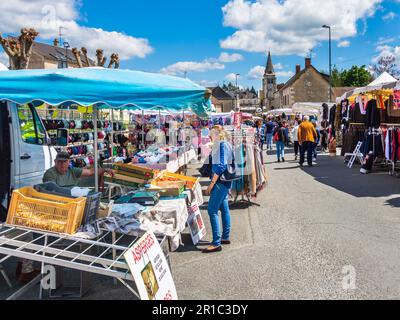 Stands de nourriture et de vêtements sur le marché spécial du jour de mai - Martizay, Indre (36), France. Banque D'Images