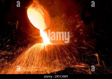 Dans Iron and Steel Factory fonctionne à peine de la dévalorisation. Banque D'Images