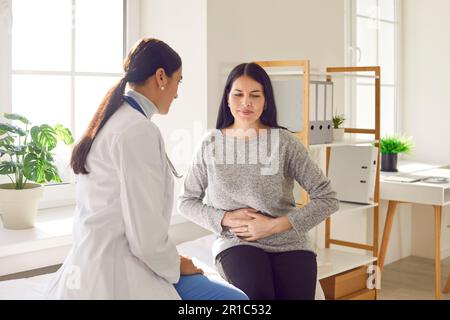 Patient souffrant de maux d'estomac ayant consulté une femme médecin dans le bureau médical Banque D'Images