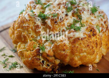 Chou-fleur rôti entier fait maison avec fromage et herbes Banque D'Images