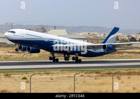 HiFly Airbus A340-313 (ORD. 9h-SOLEIL) départ pour Amsterdam en tant que vol KM394 d'Air Malta. Banque D'Images