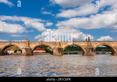 Vue sur le célèbre pont Charles depuis la Vltava à Prague Banque D'Images