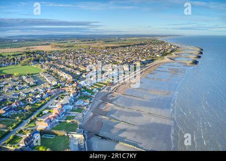 Vue aérienne le long de la côte depuis la mer de Middleton vers Elmer et la défense maritime des îles de Rock d'Elmer. Banque D'Images