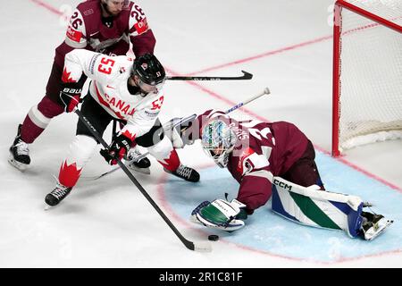 Riga, Lettonie. 12th mai 2023. Le gardien de but de Lettonie Arturs Silovs (R) fait une économie lors du match du groupe B entre la Lettonie et le Canada au Championnat du monde de hockey sur glace 2023 de l'IIHF à Riga, en Lettonie, au 12 mai 2023. Crédit: Edijs Palens/Xinhua/Alamy Live News Banque D'Images