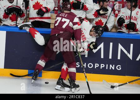 Riga, Lettonie. 12th mai 2023. Kristaps Zile (L), défenseur de la Lettonie, rivalise avec l'avant-poste du Canada Jack Mcbain lors du match du groupe B entre la Lettonie et le Canada au Championnat du monde de hockey sur glace 2023 de l'IIHF à Riga, en Lettonie, au 12 mai 2023. Crédit: Edijs Palens/Xinhua/Alamy Live News Banque D'Images