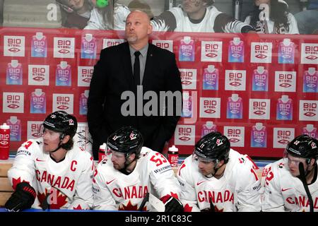 Riga, Lettonie. 12th mai 2023. L'entraîneur en chef du Canada, André Tourigny (en haut), réagit pendant le match du groupe B entre la Lettonie et le Canada au Championnat du monde de hockey sur glace 2023 de l'IIHF à Riga, en Lettonie, au 12 mai 2023. Crédit: Edijs Palens/Xinhua/Alamy Live News Banque D'Images