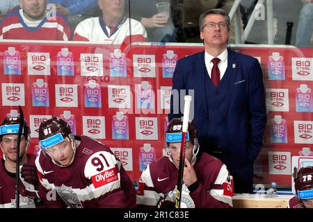 Riga, Lettonie. 12th mai 2023. Harijs Vitolins, entraîneur en chef de la Lettonie, réagit lors du match du groupe B entre la Lettonie et le Canada au Championnat du monde de hockey sur glace 2023 de l'IIHF à Riga, en Lettonie, au 12 mai 2023. Crédit: Edijs Palens/Xinhua/Alamy Live News Banque D'Images