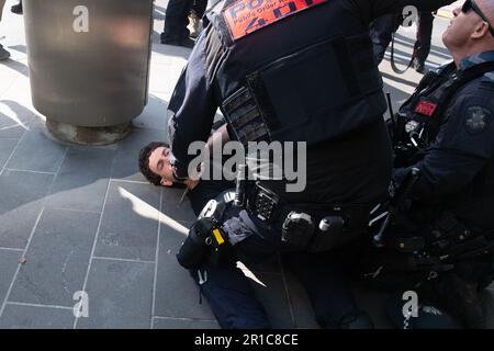 Melbourne, Australie, 13 mai 2023. Un manifestant antifasciste est attaqué par la police après avoir controné la personnalité médiatique controversée de droite AVI Yemini lors d'une manifestation anti-immigration organisée par les néonazis. Credit: Jay Kogler/Alay Live News Banque D'Images