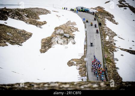 Capua, Italie. 12th mai 2023. Le pack de cavaliers photographiés en action pendant la phase 7 de la course de vélo Giro d'Italia 2023, de Capua à Gran Sasso d'Italia (218km), en Italie, vendredi 12 mai 2023. Le Giro 2023 a lieu du 06 au 28 mai 2023. BELGA PHOTO JASPER JACOBS crédit: Belga News Agency/Alay Live News Banque D'Images