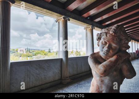 Sculpture ancienne exposée à la STOA d'Attalos, Athènes, Grèce. STOA a été construit en 150 en Colombie-Britannique et reconstruit au début de 1950s. Banque D'Images