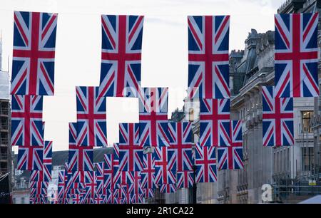 Drapeau Union Jack sur Regent Street pour célébrer le King Charles Coronation Banque D'Images