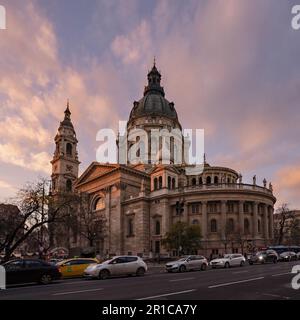 Budapest, Hongrie - 25 novembre 2022 : basilique Saint-Étienne au crépuscule, par une journée partiellement nuageux. Banque D'Images