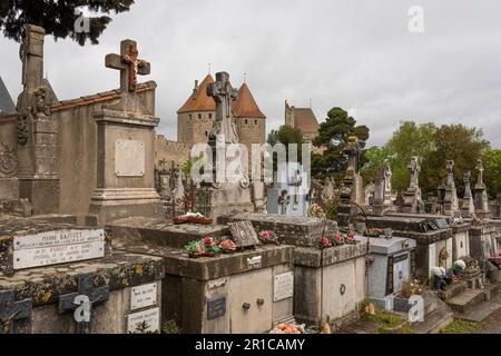 Ancien cimetière de Carvassonne, remparts de la ville et tours en arrière-plan, France Banque D'Images