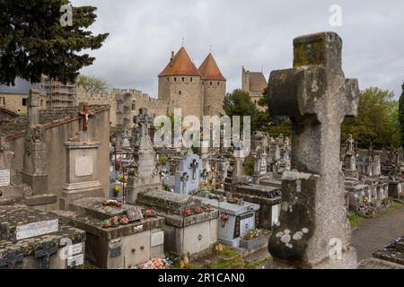 Ancien cimetière de Carvassonne, remparts de la ville et tours en arrière-plan, France Banque D'Images