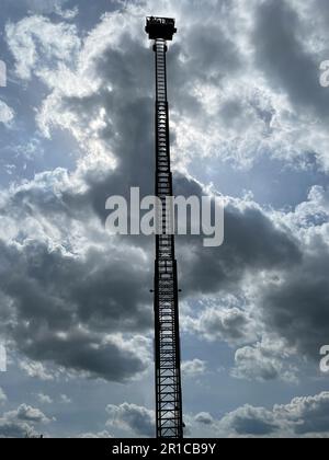 Escalier menant au ciel par un camion d'incendie. Échelle à plaque tournante du service des incendies en rétroéclairage. Banque D'Images