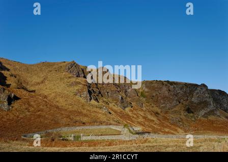 Le terrain Burial d'Ecclesgreig sous les spectaculaires falaises volcaniques de la réserve naturelle de St Cyrus sur la côte est de l'Écosse. Banque D'Images