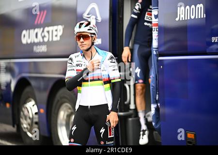 Terni, Italie. 13th mai 2023. La photo d'action en direct montre le début de la huitième étape de la course cycliste Giro d'Italia 2023, de Terni à Fossombrone (207 km), en Italie, le samedi 13 mai 2023. Le Giro 2023 a lieu du 06 au 28 mai 2023. BELGA PHOTO JASPER JACOBS crédit: Belga News Agency/Alay Live News Banque D'Images