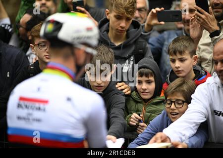 Terni, Italie. 13th mai 2023. La photo d'action en direct montre le début de la huitième étape de la course cycliste Giro d'Italia 2023, de Terni à Fossombrone (207 km), en Italie, le samedi 13 mai 2023. Le Giro 2023 a lieu du 06 au 28 mai 2023. BELGA PHOTO JASPER JACOBS crédit: Belga News Agency/Alay Live News Banque D'Images