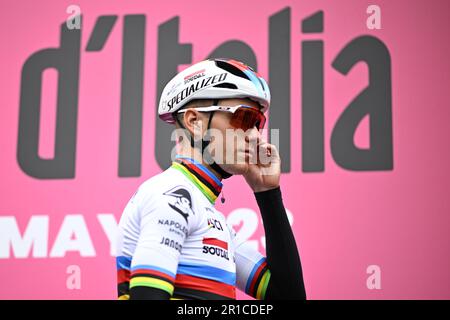 Terni, Italie. 13th mai 2023. La photo d'action en direct montre le début de la huitième étape de la course cycliste Giro d'Italia 2023, de Terni à Fossombrone (207 km), en Italie, le samedi 13 mai 2023. Le Giro 2023 a lieu du 06 au 28 mai 2023. BELGA PHOTO JASPER JACOBS crédit: Belga News Agency/Alay Live News Banque D'Images