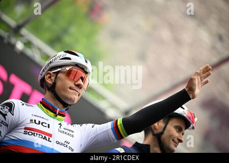 Terni, Italie. 13th mai 2023. La photo d'action en direct montre le début de la huitième étape de la course cycliste Giro d'Italia 2023, de Terni à Fossombrone (207 km), en Italie, le samedi 13 mai 2023. Le Giro 2023 a lieu du 06 au 28 mai 2023. BELGA PHOTO JASPER JACOBS crédit: Belga News Agency/Alay Live News Banque D'Images