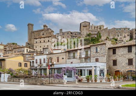 Un aperçu de Bolsena, en Italie, dominé par la Rocca Monaldeschi della Cervara Banque D'Images